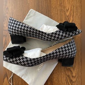 Manolo Blahnik grey & black houndstooth women’s shoe with black bow